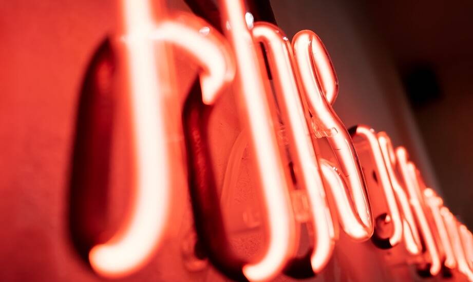 Jak powstaje neon LED od projektu do montażu i serwisu