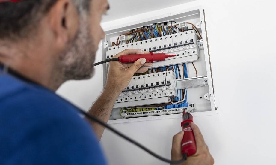 Jak odróżnić drobną usterkę od niebezpiecznej awarii instalacji w domu i lokalu usługowym