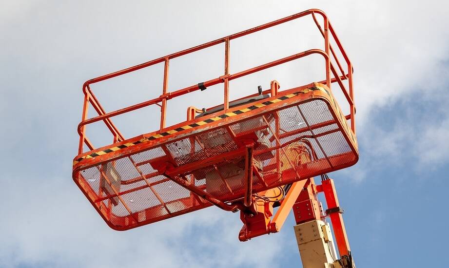 Podnośnik koszowy przy sieciach energetycznych i obiektach technicznych — kiedy naprawdę jest potrzebny