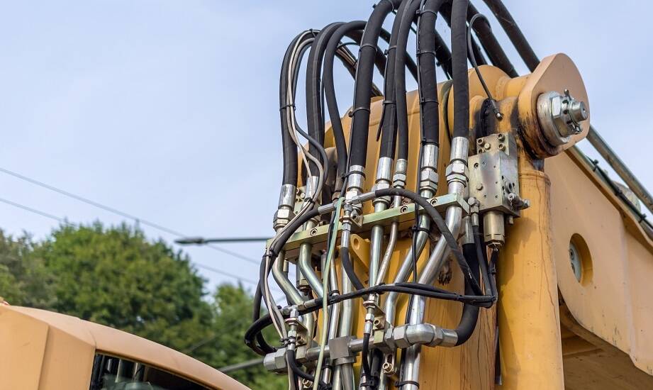 Jak rozpoznać zużytą hydraulikę w koparkach i ładowarkach na podlaskich budowach i kiedy regenerować podzespoły