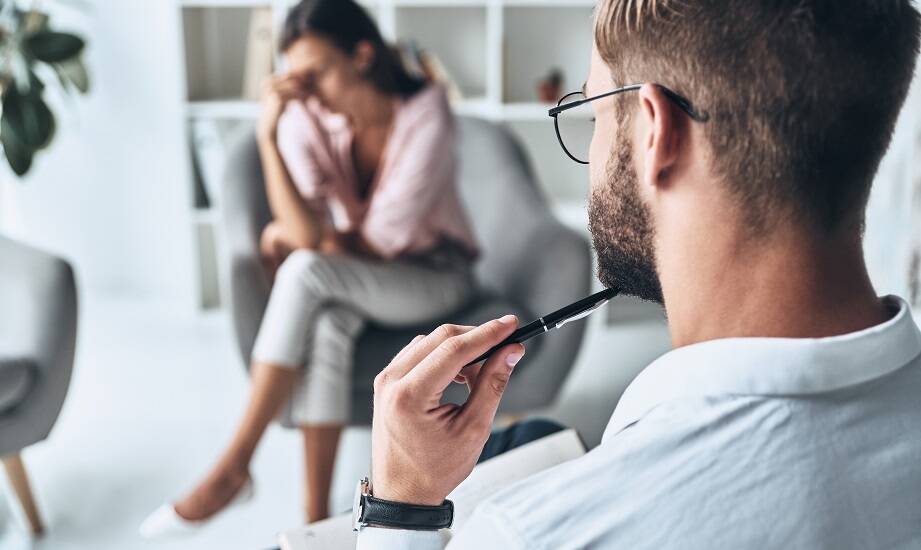 Psychiatra czy psycholog: kiedy prywatna konsultacja psychiatryczna ma sens przy narastających objawach