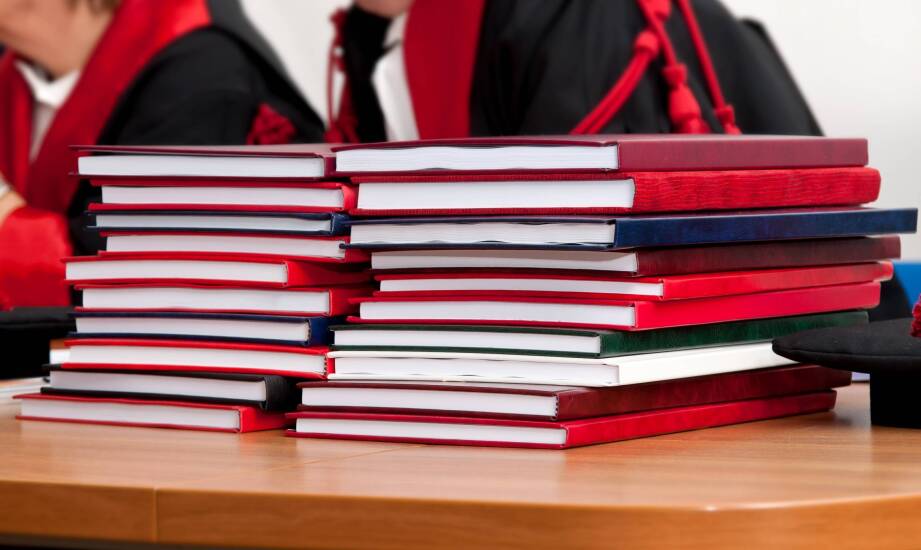 Jak ocenić trwałość i wygląd twardej oprawy dyplomów przy zamówieniach zbiorczych