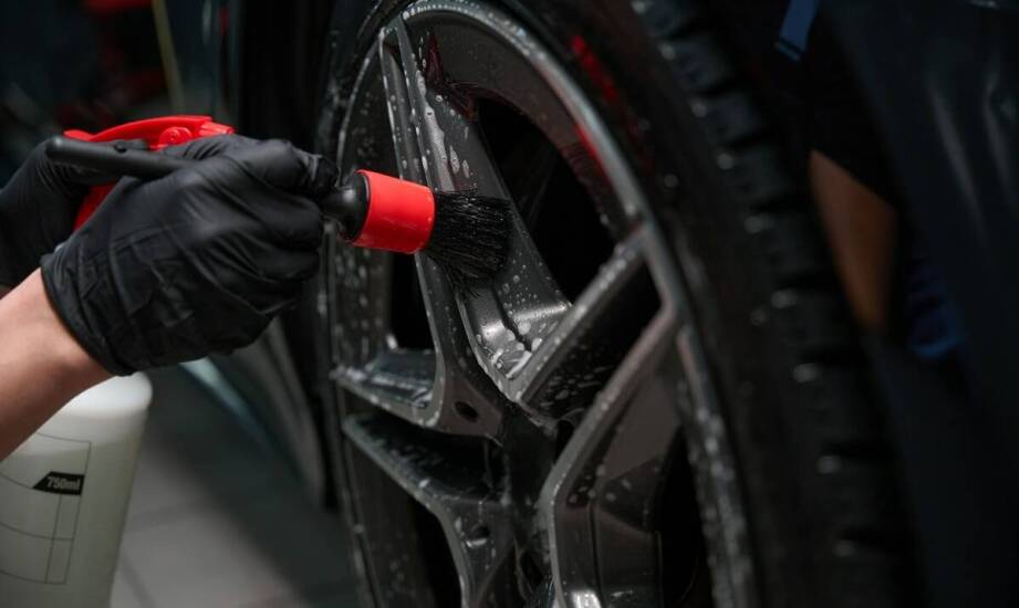 Zalety używania Ultra Wheel Cleaner 1L w myjniach samoobsługowych