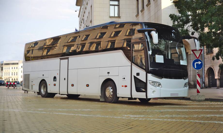 Jakie dokumenty i elementy stanu technicznego sprawdzić przed wynajmem autokaru z kierowcą