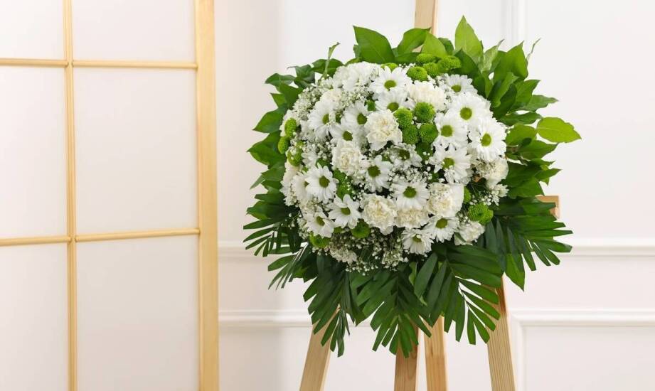 Jak dobrać kompozycję na ostatnie pożegnanie do charakteru warszawskiej ceremonii i miejsca złożenia