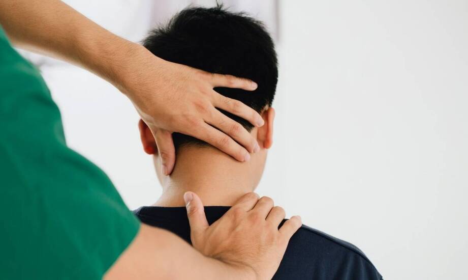 Kiedy terapeutyczny masaż okolicy głowy i karku ma sens przy napięciu i bólu