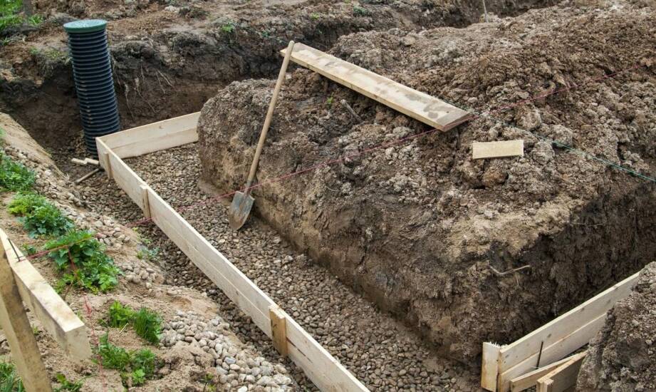 Jak przygotować grunt pod betonową studnię kanalizacyjną na stromej działce