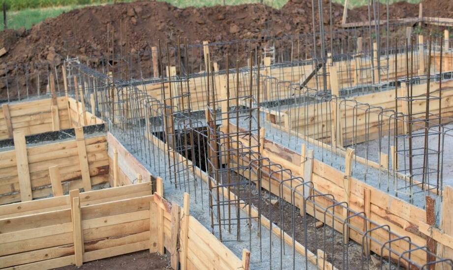 Jak przygotować podłoże i fundament pod dwustronne panele betonowe, by uniknąć osiadania ogrodzenia