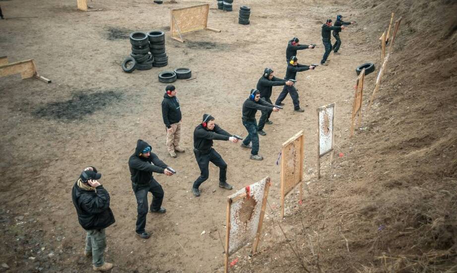 Kryta czy otwarta strzelnica w Małopolsce — co zmienia pogoda, sezon i cel wizyty