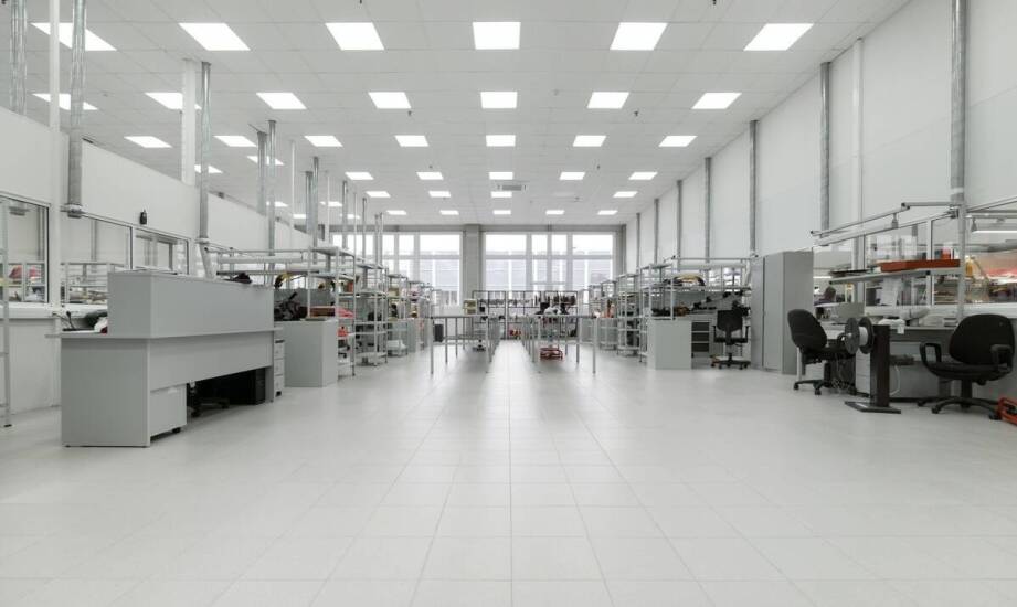 Dlaczego ocena oświetlenia na stanowiskach pracy w hali różni się od biurowej