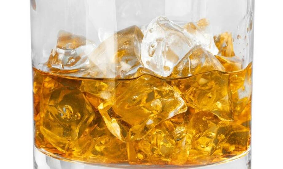 Jak kształt i grubość szkła wpływają na smak i aromat whisky przy domowym stole