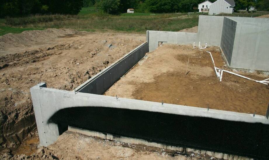 Dlaczego wysoka woda gruntowa zmienia przebieg wykopów pod fundamenty i szamba w Otwocku