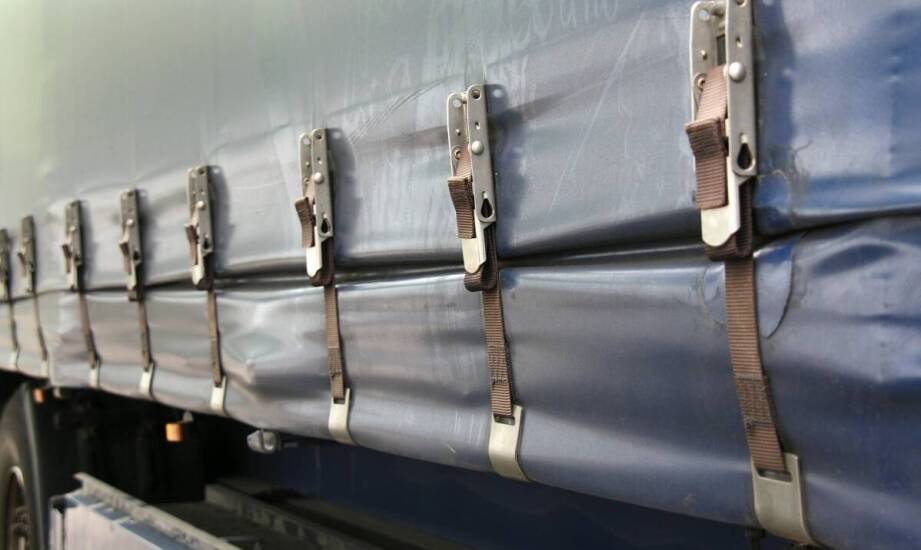 Jakie mocowania i okucia naprawdę usprawniają codzienną pracę z plandeką transportową