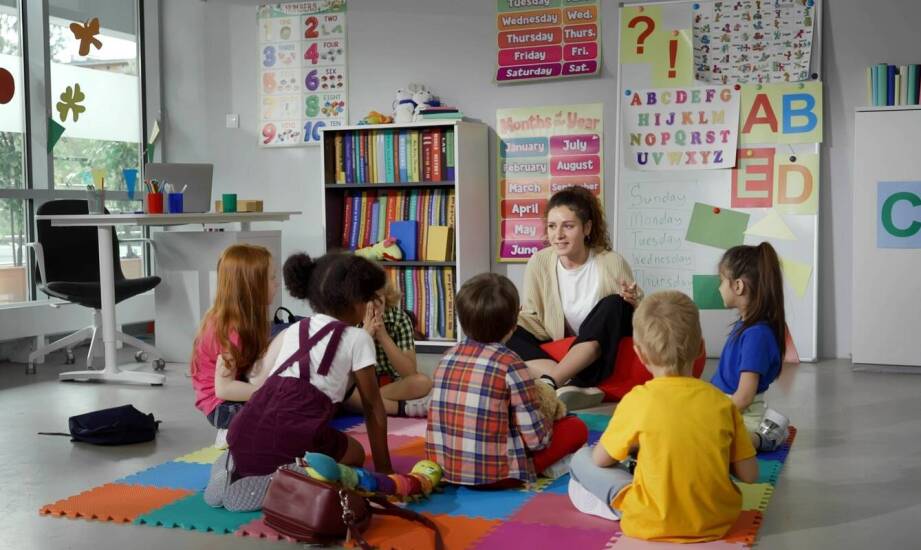 Kiedy całoroczne przedszkole z językami i terapią pasuje do rytmu rodziny