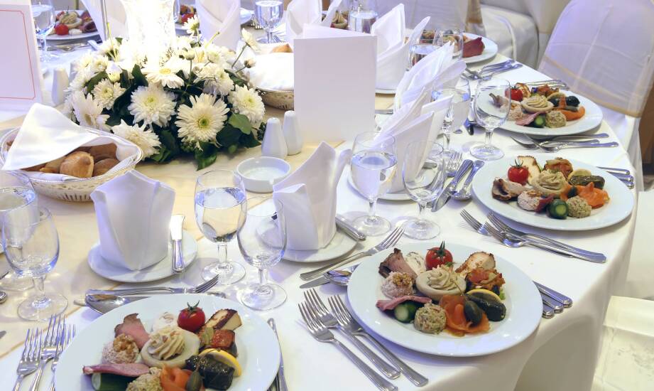 Tradycyjne menu w cateringu na wesele i bankiet — kiedy goście to docenią