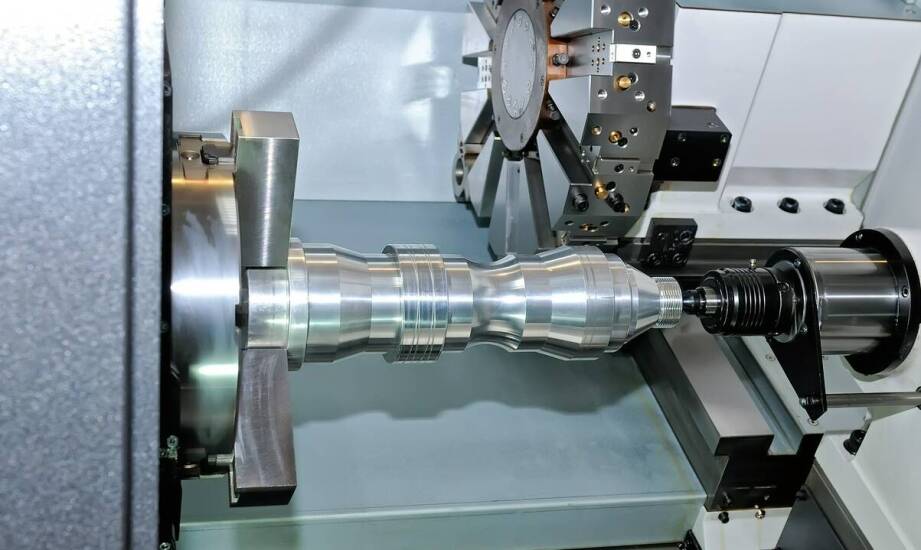 Co wpływa na precyzję i koszt toczenia elementów metalowych w produkcji seryjnej