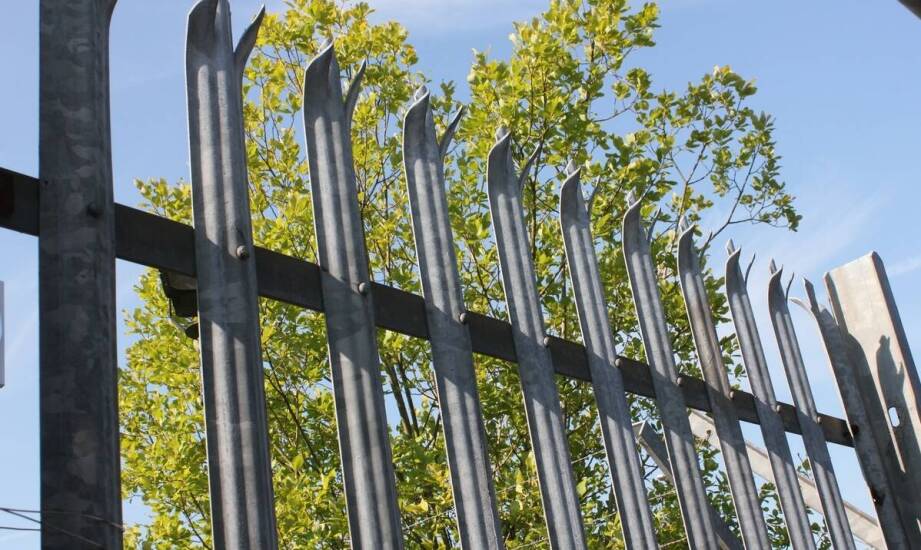Kiedy płaskownik stalowy sprawdza się w bramach, ogrodzeniach i lekkich konstrukcjach