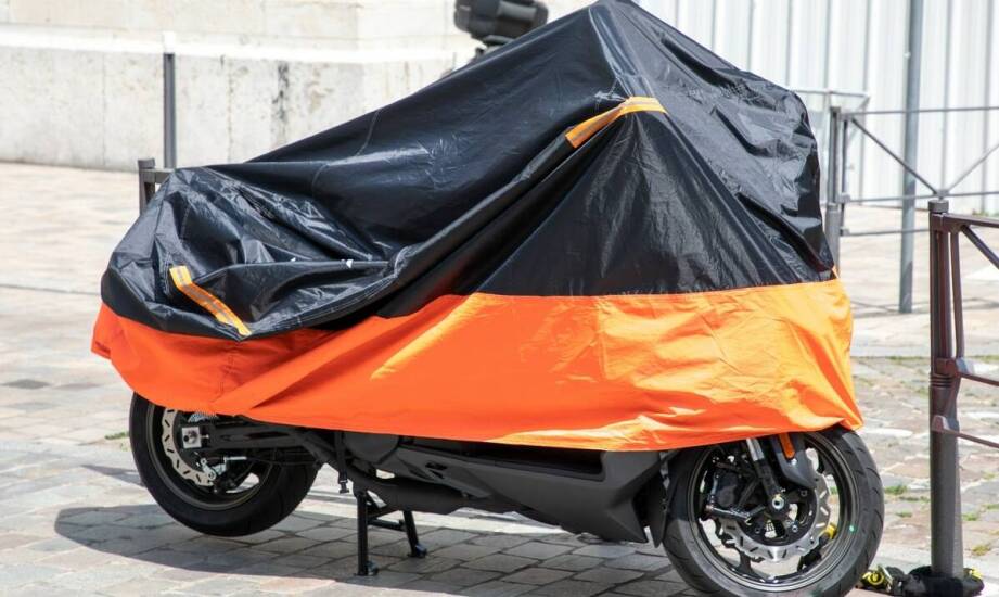 Motocykl z kuframi pod przykryciem — jak warunki postoju zmieniają wybór osłony