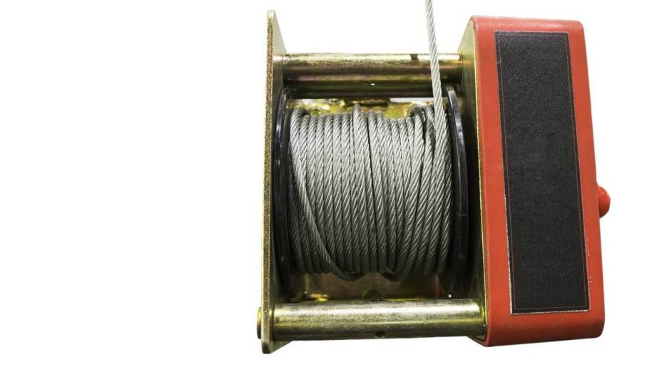 Ręczna wciągarka łańcuchowa w magazynie: kiedy ma sens, a kiedy lepiej przewidzieć napęd elektryczny