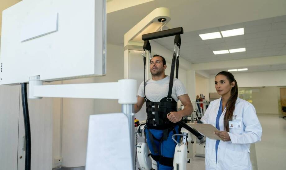 Mikropolaryzacja u seniorów w neurorehabilitacji — jakie zmiany są realne po serii zabiegów