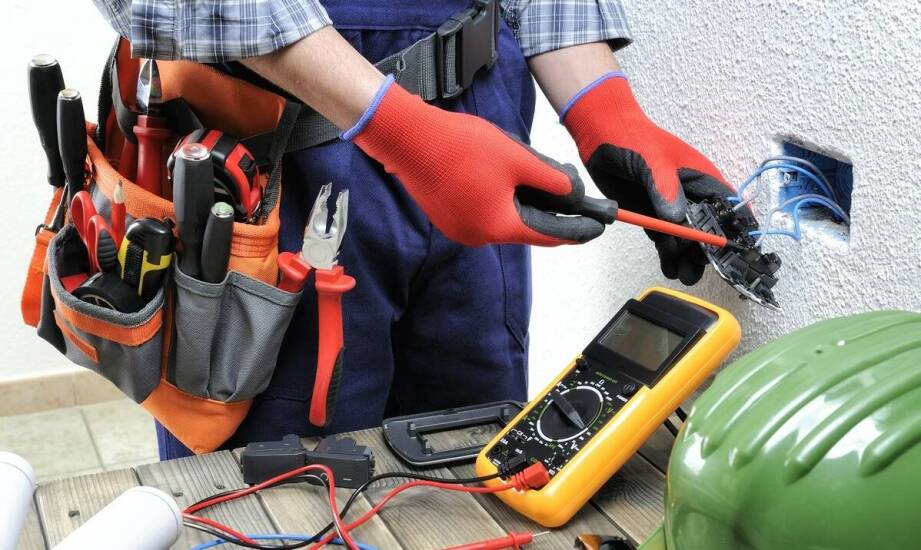 Jak odróżnić OC zawodowe od ochrony narzędzi i przestoju w pracy elektryka