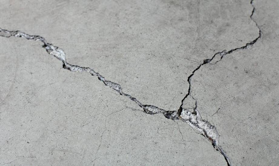 Uszkodzony beton przed posadzką żywiczną — kiedy sama warstwa nawierzchniowa nie wystarczy