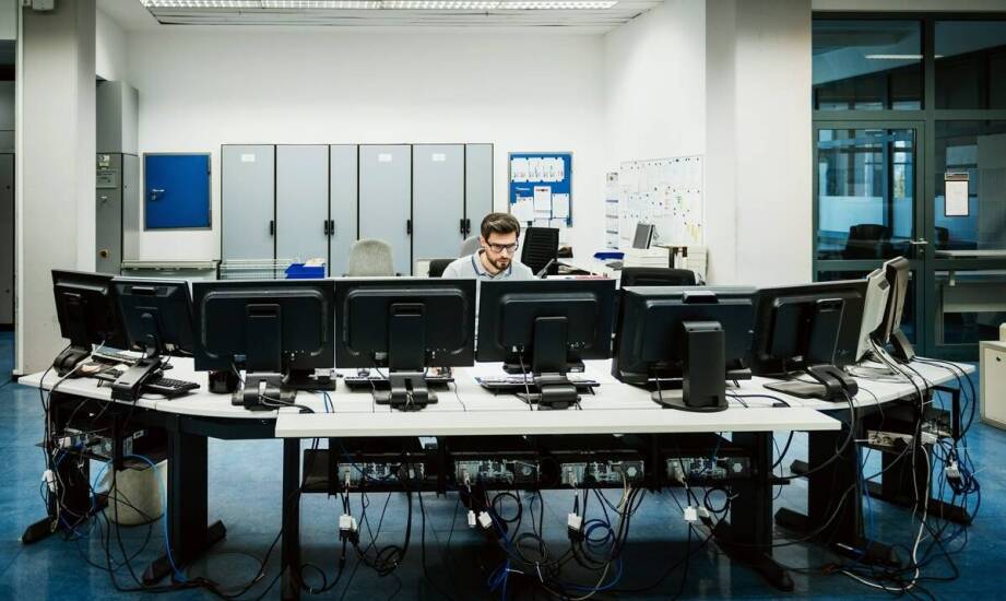 Co obejmuje stała opieka IT dla małej firmy i kiedy naprawdę porządkuje codzienną pracę