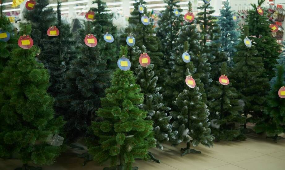 Jak lokalna produkcja choinek sztucznych pomaga dopasować model do domu i mieszkania
