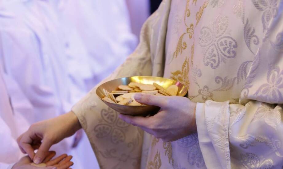 Kiedy wypożyczenie sukni komunijnej ma więcej sensu niż zakup