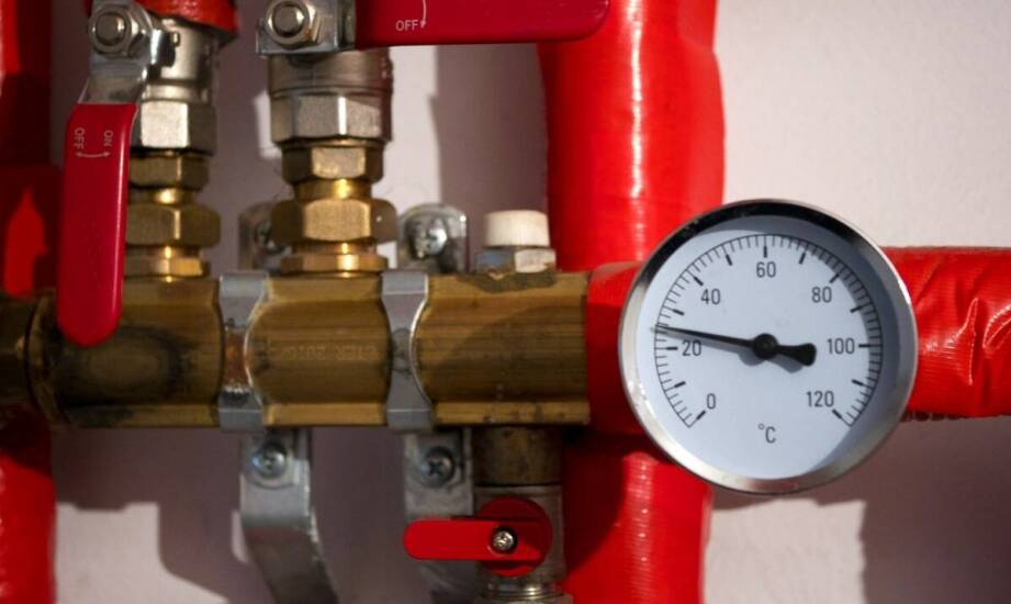 Jak dobrać taśmy wysokotemperaturowe do izolacji rur i maszyn w hutnictwie oraz energetyce