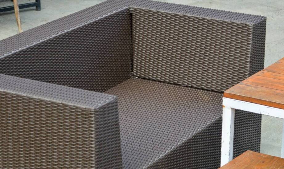 Naturalny rattan w domu i ogrodzie — trwałość, pielęgnacja i granice zastosowania