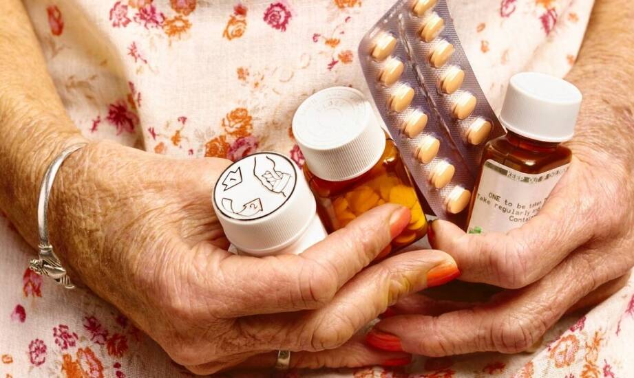 Seniorzy i leki OTC — dlaczego interakcje z codzienną terapią są ważniejsze niż wiek