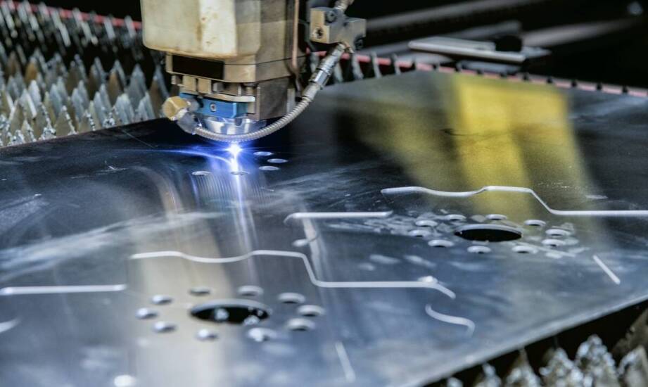 Jak przebiega wycinanie laserowe blach stalowych i aluminiowych oraz co wpływa na dokładność