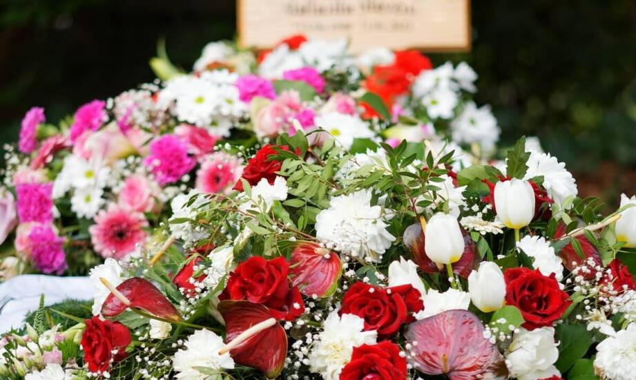 Jak dobrać wiązankę na ceremonię żałobną do relacji ze zmarłym i symboliki kwiatów