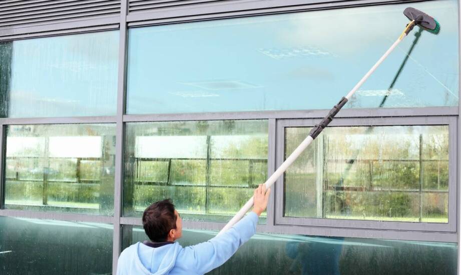 Co decyduje o zakresie mycia okien w łódzkich blokach po remoncie i przy elewacjach