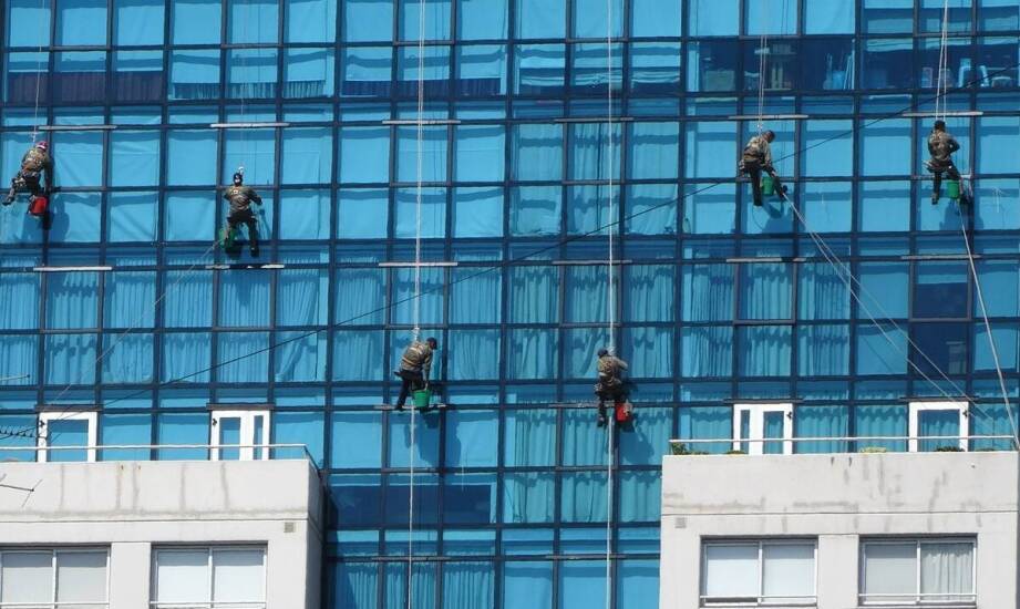 Osad komunikacyjny, pył i zacieki mineralne — jak doczyszcza się warszawskie przeszklenia na wysokości