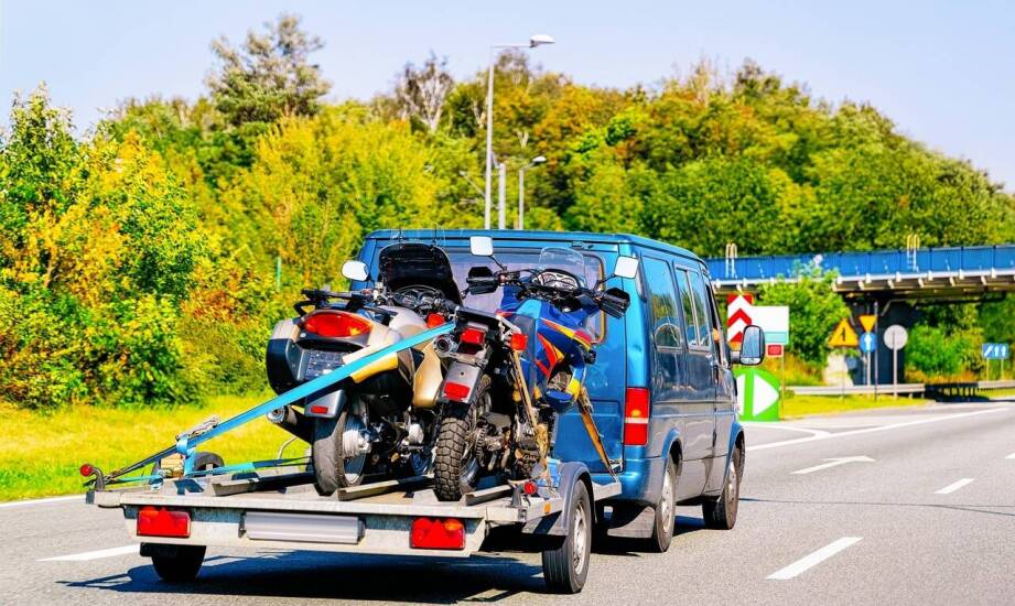 Autolaweta do auta, motocykla i quada — co zmienia sposób załadunku i zabezpieczenia