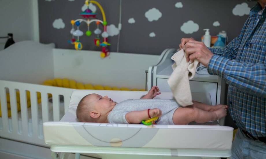 Kiedy zintegrowane łóżeczko z przewijaniem naprawdę sprawdza się w pokoju niemowlęcia