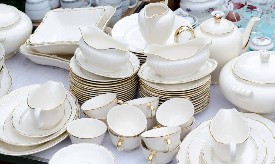Cukiernica porcelanowa ze złotym wykończeniem — jak ocenić ją przed zakupem online