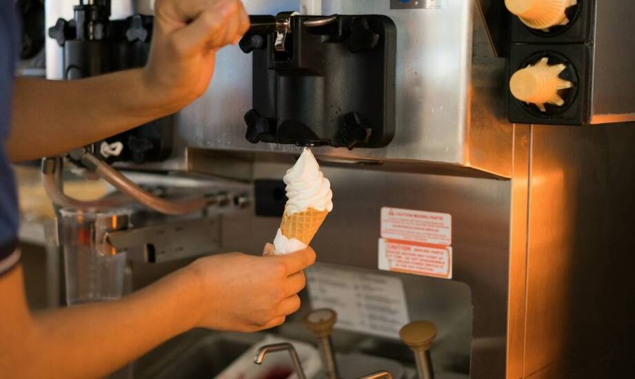 Dlaczego soft serve i gelato potrzebują odmiennych baz w lodziarni rzemieślniczej