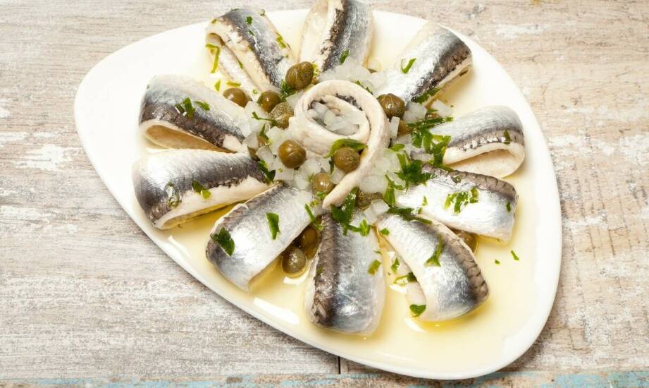 Boquerones w menu tapas restauracji: smażone, marynowane i dopasowane do rytmu serwisu