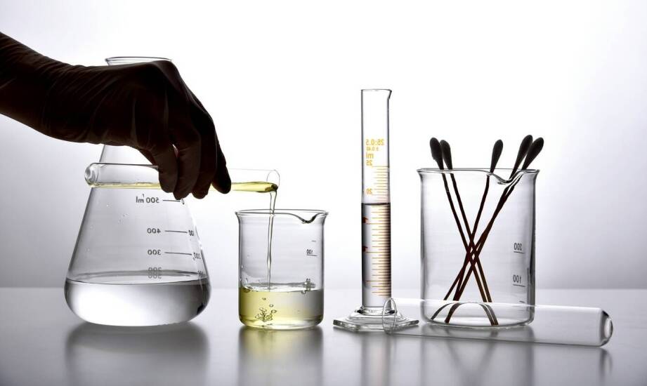 Dlaczego suchy przebieg syntezy decyduje o użyteczności bezwodników w laboratorium
