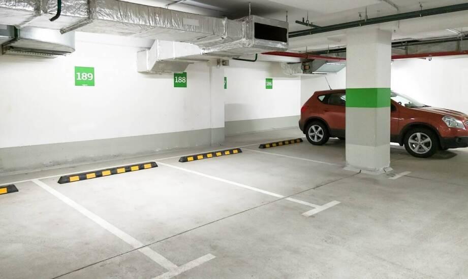Dodatkowe miejsce parkingowe w garażu — jakie warunki trzeba sprawdzić przed montażem