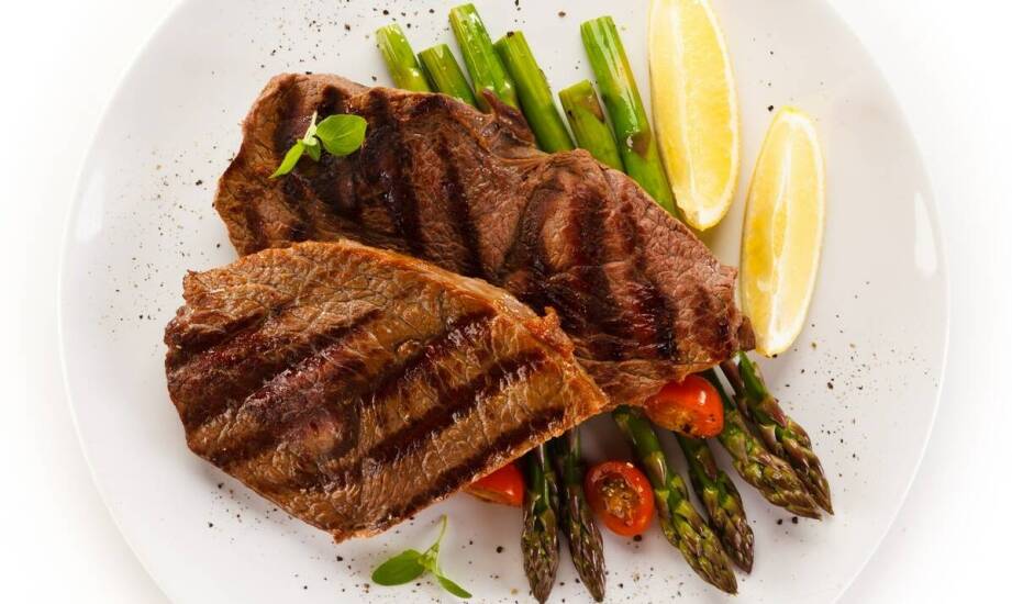 Porterhouse w menu premium: kiedy duży stek z kością ma sens