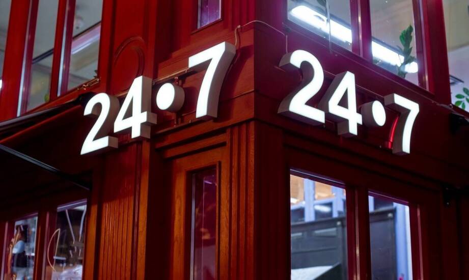 Baner, kaseton LED czy litery 3D — jak dobrać nośnik do lokalnego punktu sprzedaży