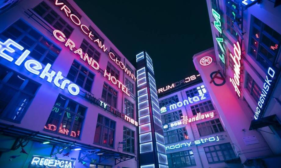 Podświetlana reklama na elewacji firmy — jak dobrać kaseton, litery 3D i neon