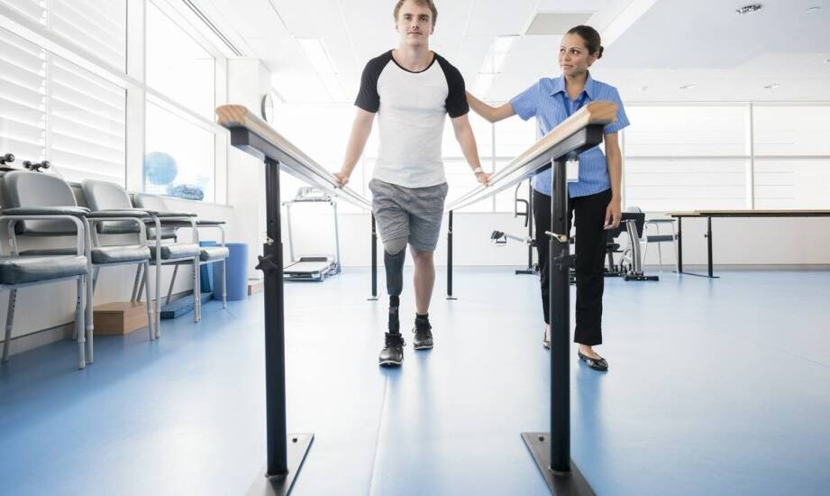 Rehabilitacja po urazie ortopedycznym — jak zmieniają się cele terapii na kolejnych etapach