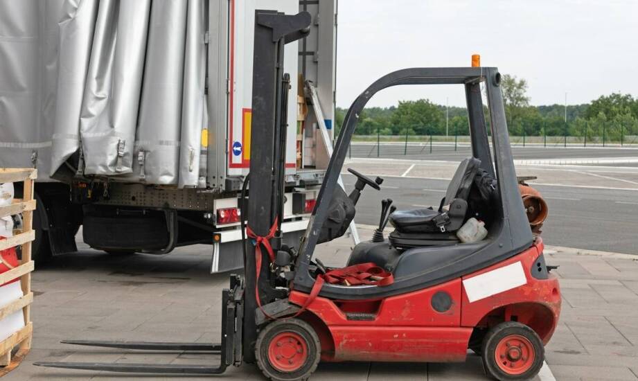 Dlaczego rachunek za wynajęty wózek widłowy zależy od czasu, transportu i formalności