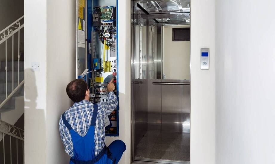 Obowiązkowa kontrola instalacji elektrycznej w hotelach i obiektach publicznych: zakres, pomiary i dokumentacja