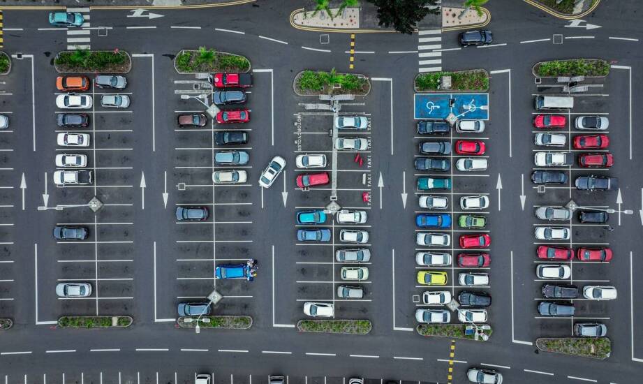 Jak zaplanować oznakowanie parkingu firmowego, żeby kierowcy i piesi poruszali się intuicyjnie